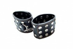 Черные наручники с заклепками